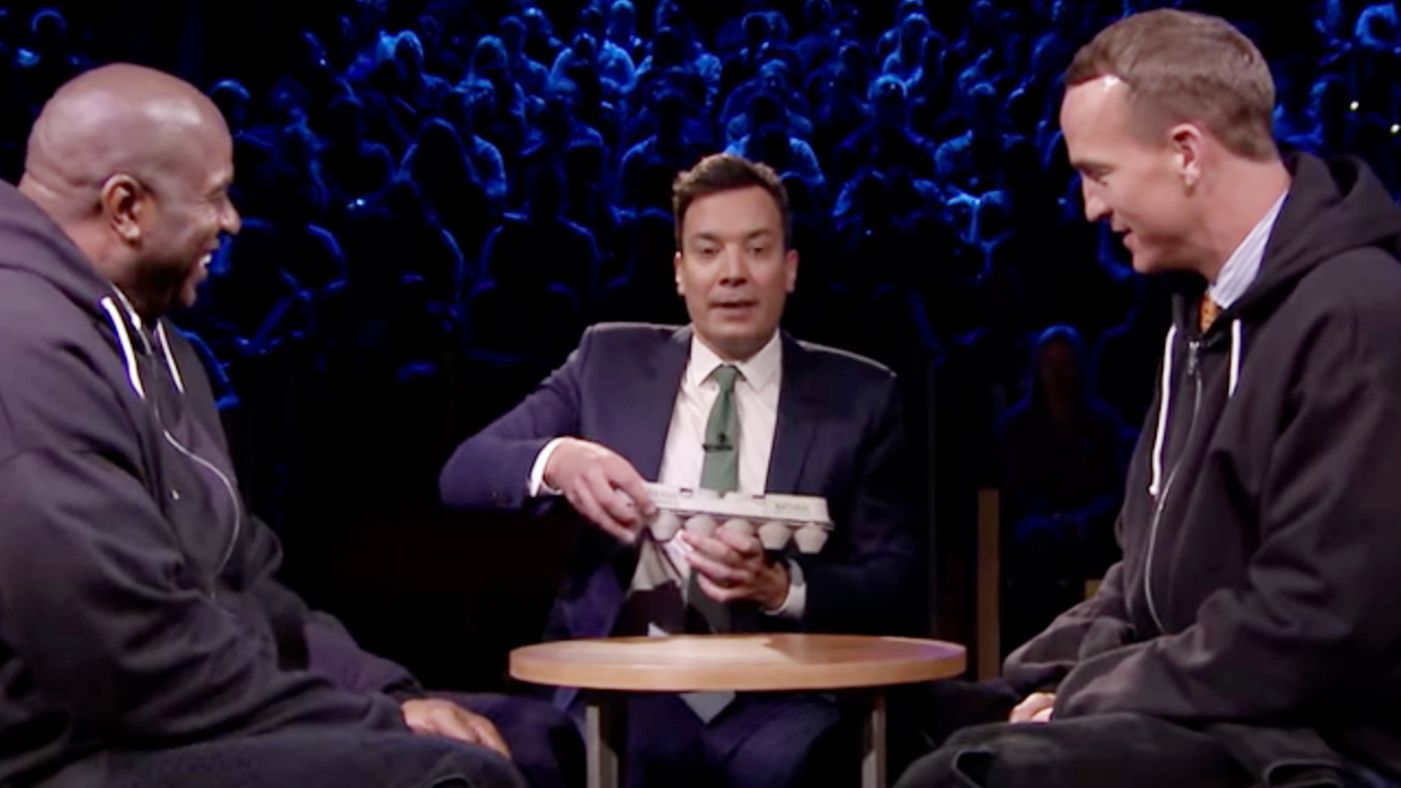 Peyton Manning goes one-on-one with Magic Johnson on “Tonight Show” – with eggs [VIDEO]